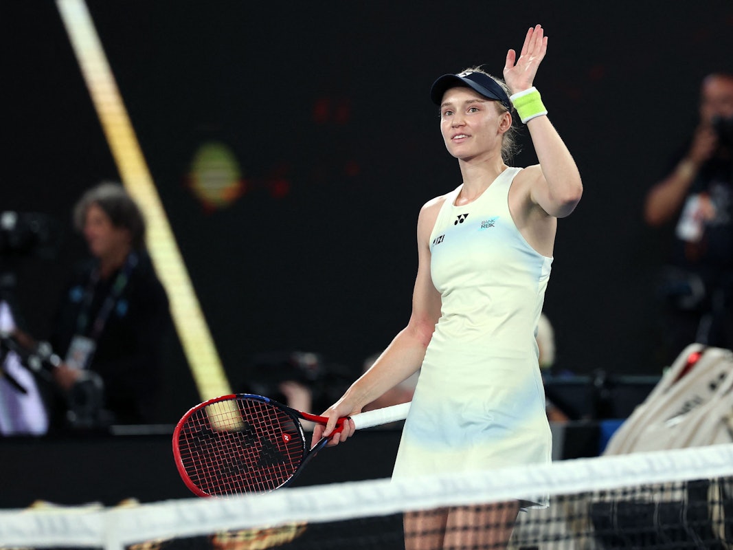 Elena Rybakina winkt den Fans zu.