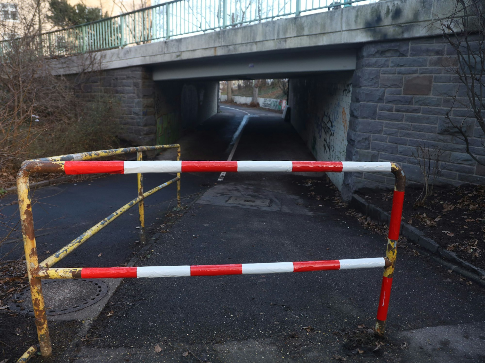 Ein Drängelgitter wurde mit rot-weiß-gestreiften Klebeband umwickelt.