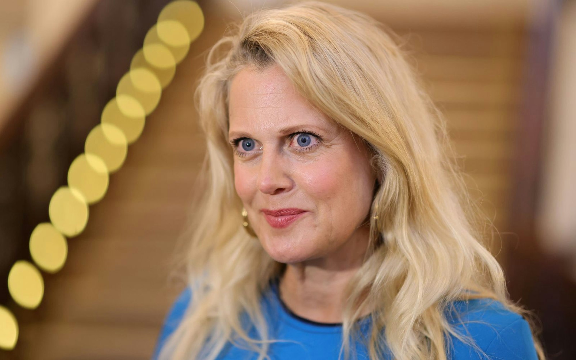 Barbara Schöneberger schlüpfte als Mini-Jobberin in die unterschiedlichsten Rollen, etwa als Handy oder als Weltenentdecker Christopher Kolumbus. (Bild: Andreas Rentz/Getty Images)