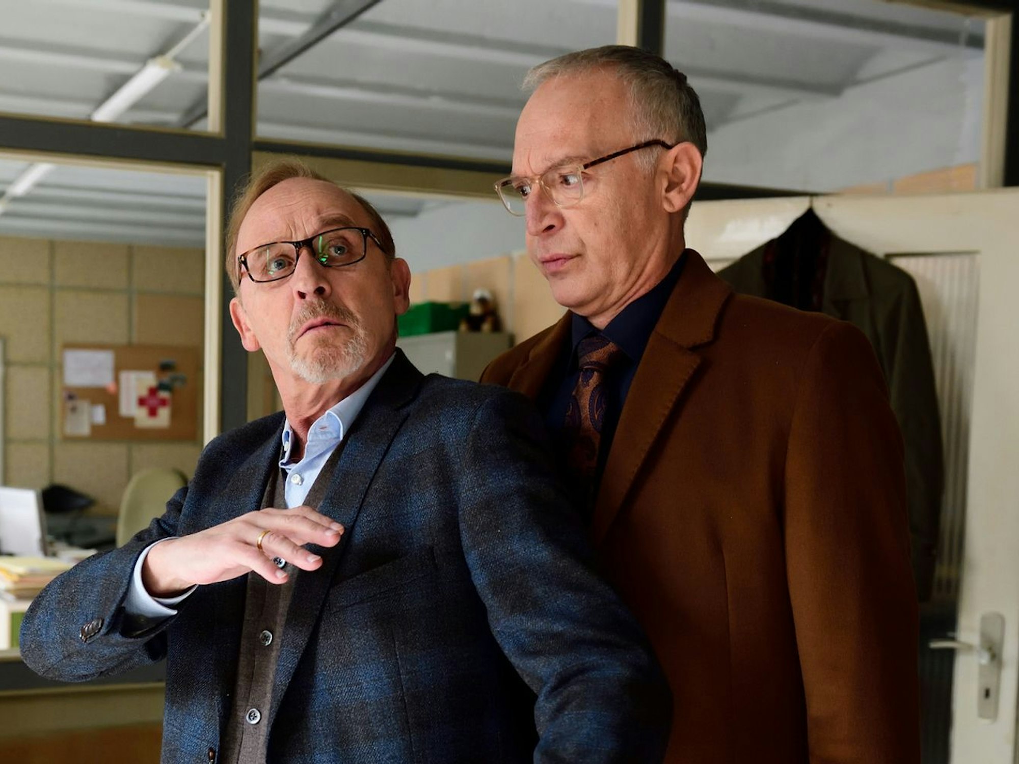 Letzter Fall für Zangel alias Christoph Süß (rechts): Vor dem Abschied geht er aber noch einmal dem Trio um Ludwig Schaller (Alexander Held) auf die Nerven.
(Bild: ZDF/Susanne Bernhard)