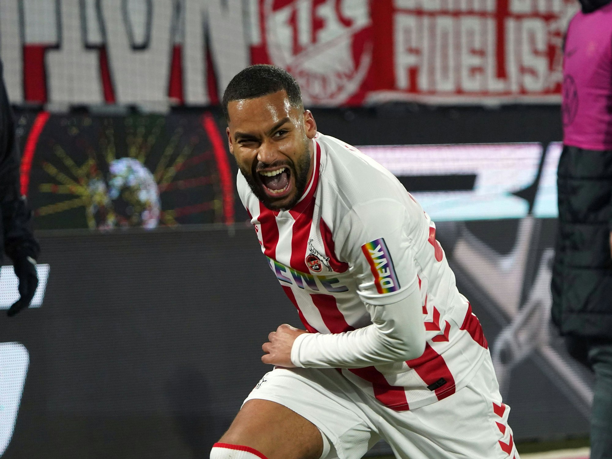 Linton Maina jubelt gegen Wolfsburg.