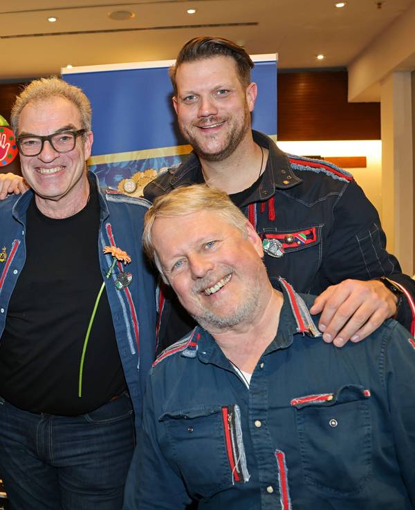 Die Rabaue stehen zum Gruppenfoto im Foyer.