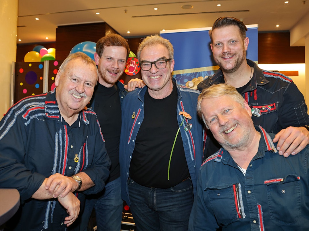 Die Rabaue stehen zum Gruppenfoto im Foyer.