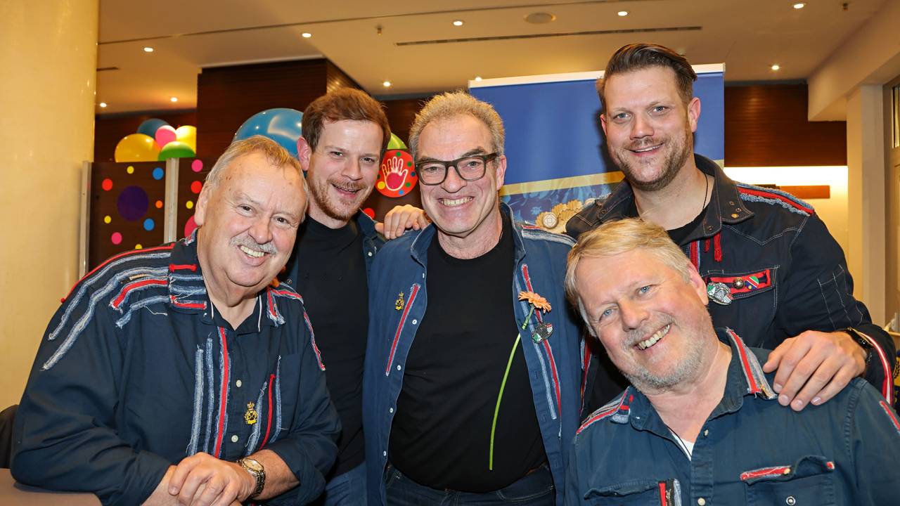 Die Rabaue stehen zum Gruppenfoto im Foyer.