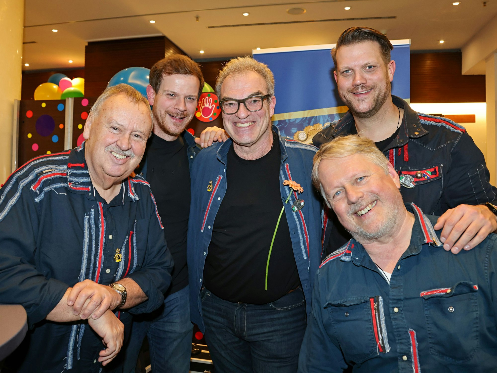 Die Rabaue stehen zum Gruppenfoto im Foyer.