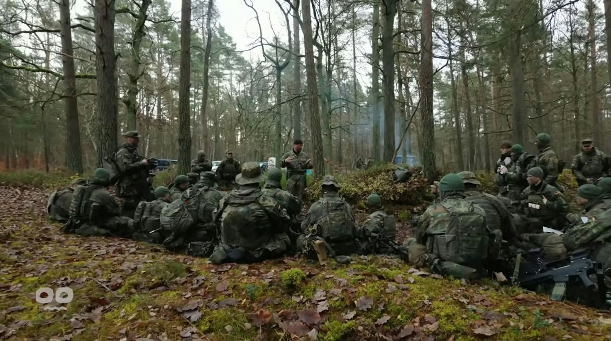 Bei der Bundeswehr gehören in der Ausbildung lange Stunden im Wald, schweres Gepäck und wenig Schlaf zum Alltag. (Bild: Cooked / YouTube)