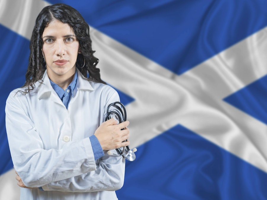 Medizinerin vor schottischer Flagge