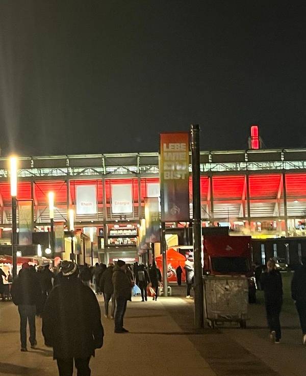 Das Rhein-Energie-Stadion am Abend.