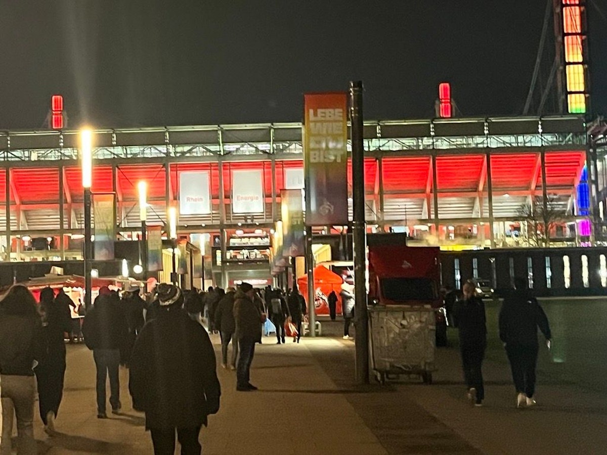 Das Rhein-Energie-Stadion am Abend.