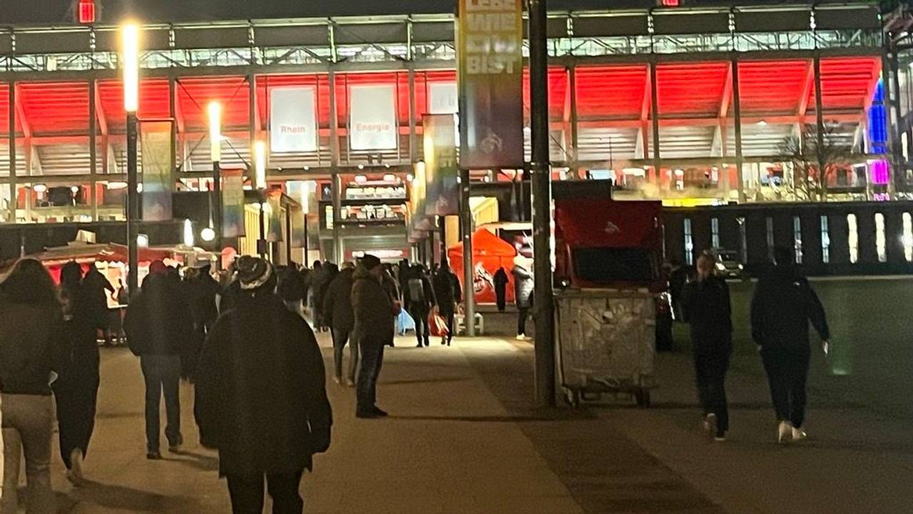 Das Rhein-Energie-Stadion am Abend.