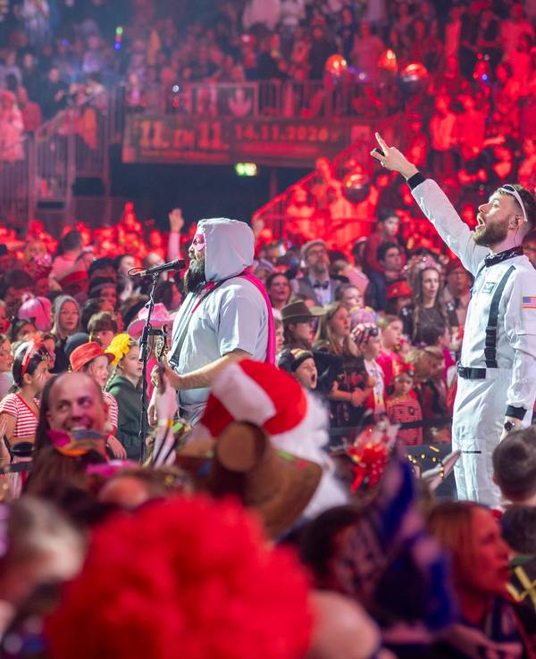 Kinder feiern Karneval mit der Band StattRand.