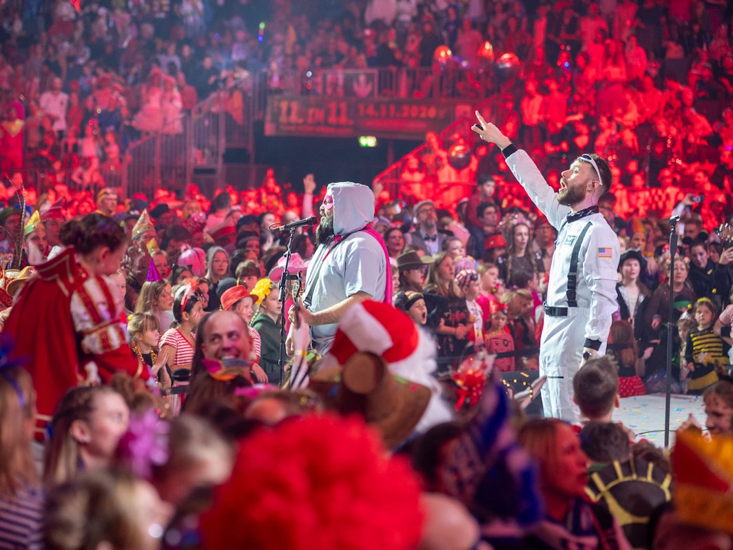 Kinder feiern Karneval mit der Band StattRand.