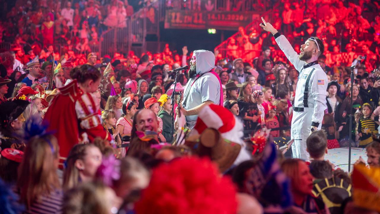 Kinder feiern Karneval mit der Band StattRand.