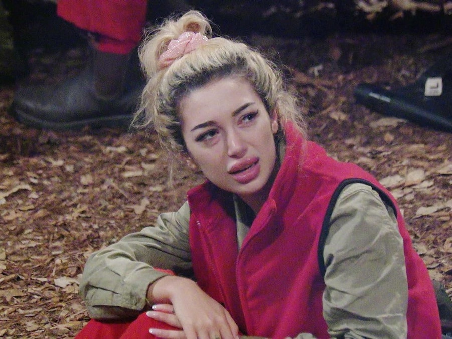 Und wer hat's erfunden? Die Schweizerin? Ariel jedenfalls hält die Erde für flach. Darüber gibt's im RTL-Dschungelcamp an Tag 9 großes Theater. (Bild: RTL)