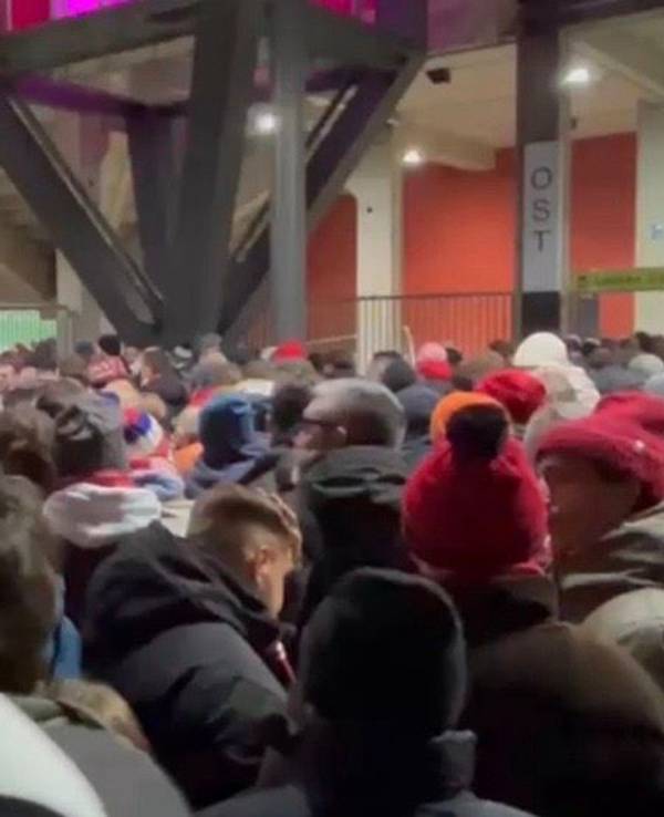 Fans stehen am Stadion-Einlass.