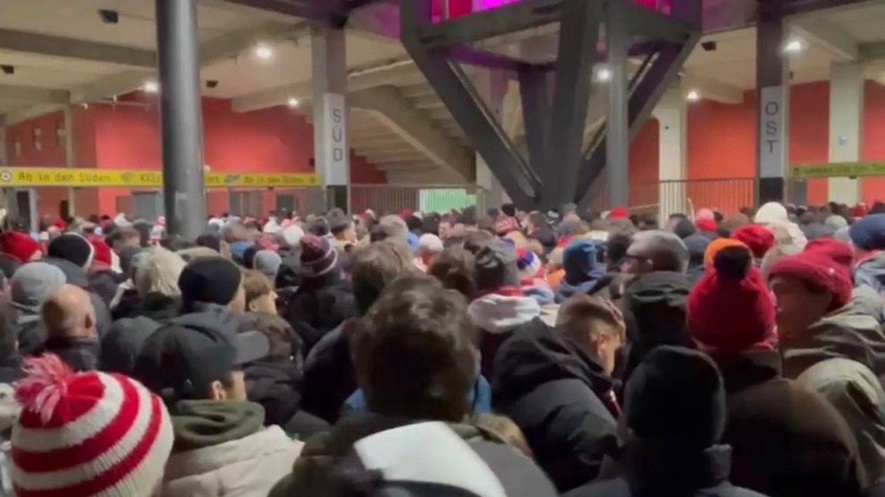 Fans stehen am Stadion-Einlass.