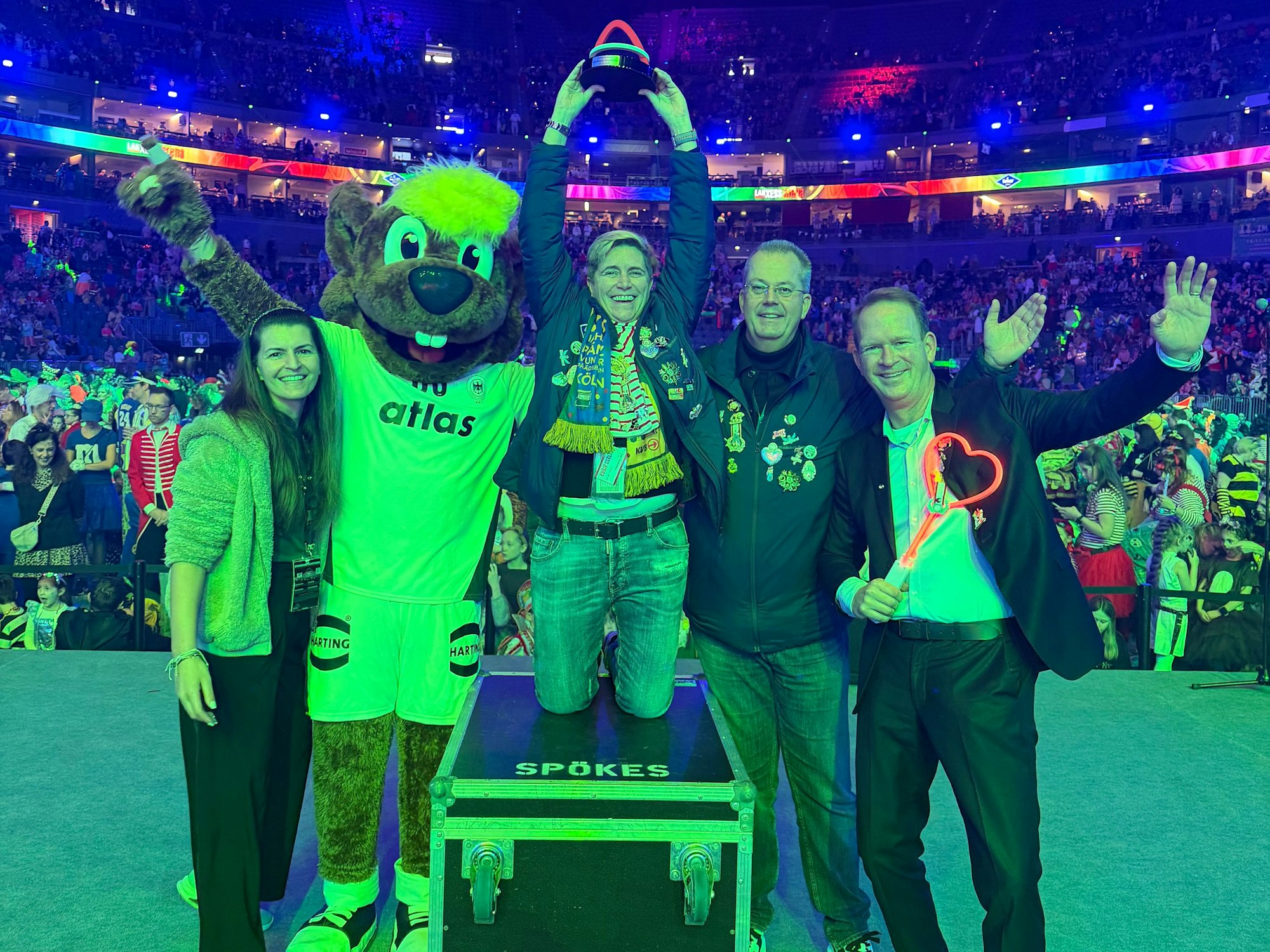 Übergabe des Awards für die ausverkaufte Lachende Pänzarena.