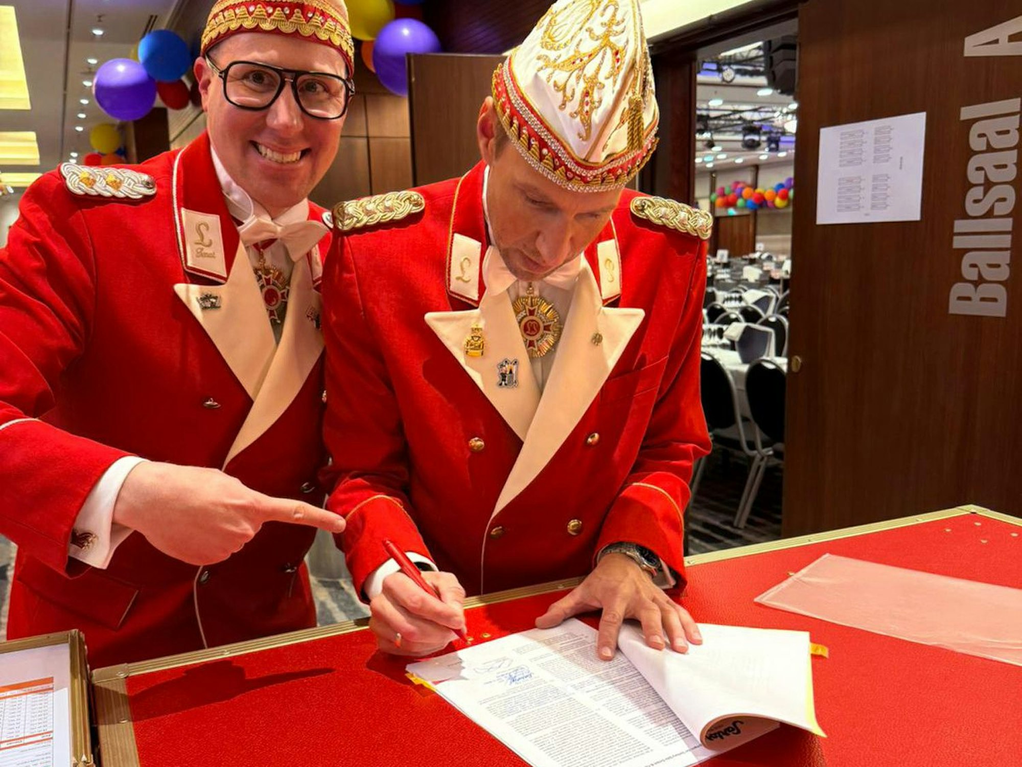 Dominik Müller und Nick Dohmen unterzeichnen die Verträge.