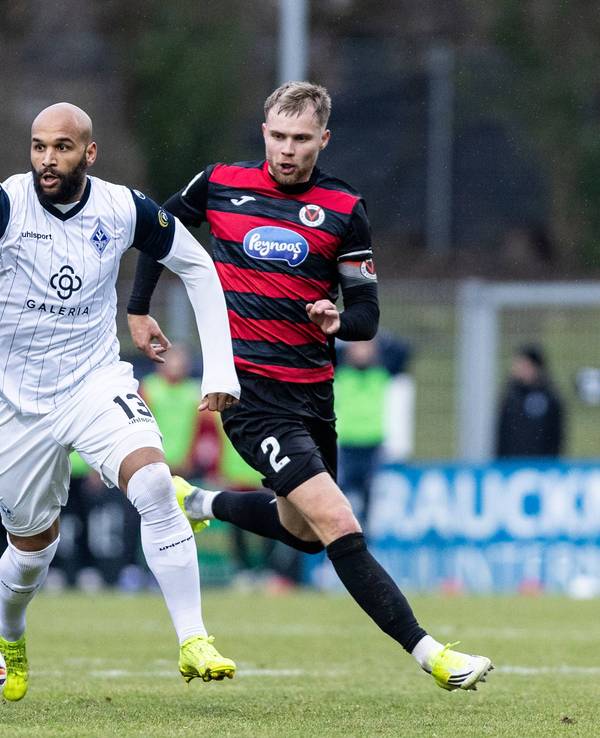Lars Dietz jagt Terrence Boyd mit dem Ball.