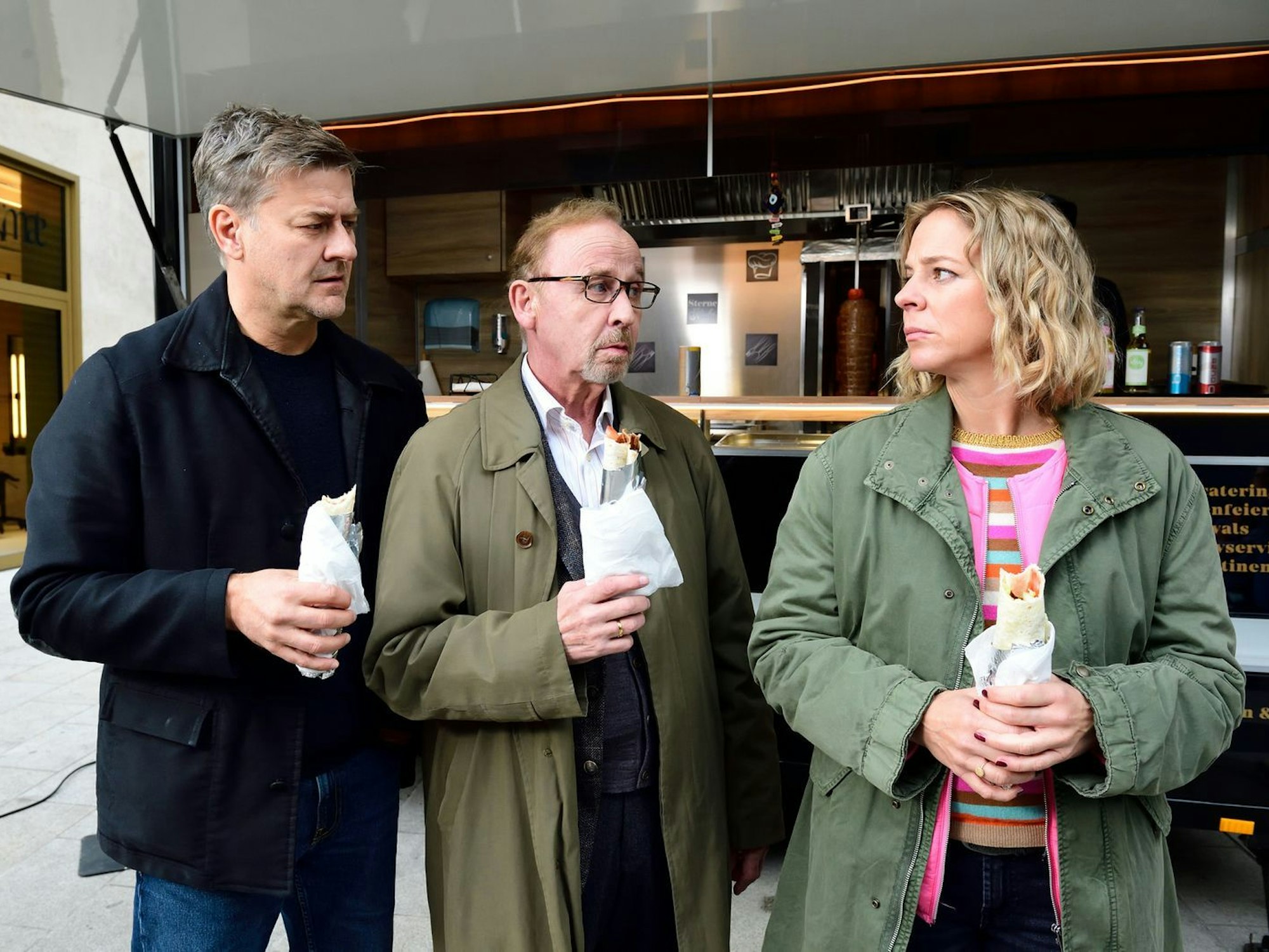 Das Keller-Trio, bestehend aus Harald Neuhauser (Marcus Mittermeier, links), Ludwig Schaller (Alexander Held) und Angelika Flierl (Bernadette Heerwagen), zweifelt an der Gerechtigkeit der Justiz.
(Bild: ZDF/Susanne Bernhard)