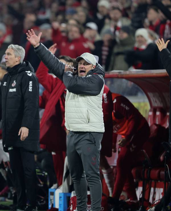 Mit Leidenschaft an der Seitenlinie: Trainer Lukas Kwasniok (1. FC Köln) beim 1:0-Sieg über den VfL Wolfsburg.