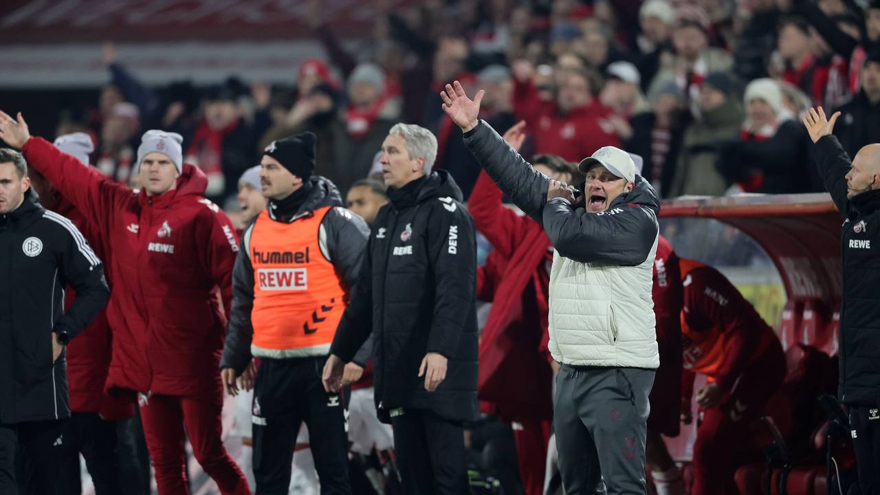 Mit Leidenschaft an der Seitenlinie: Trainer Lukas Kwasniok (1. FC Köln) beim 1:0-Sieg über den VfL Wolfsburg.
