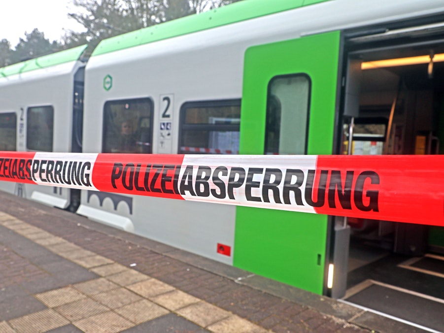 Polizeiabsperrung an einem Zug