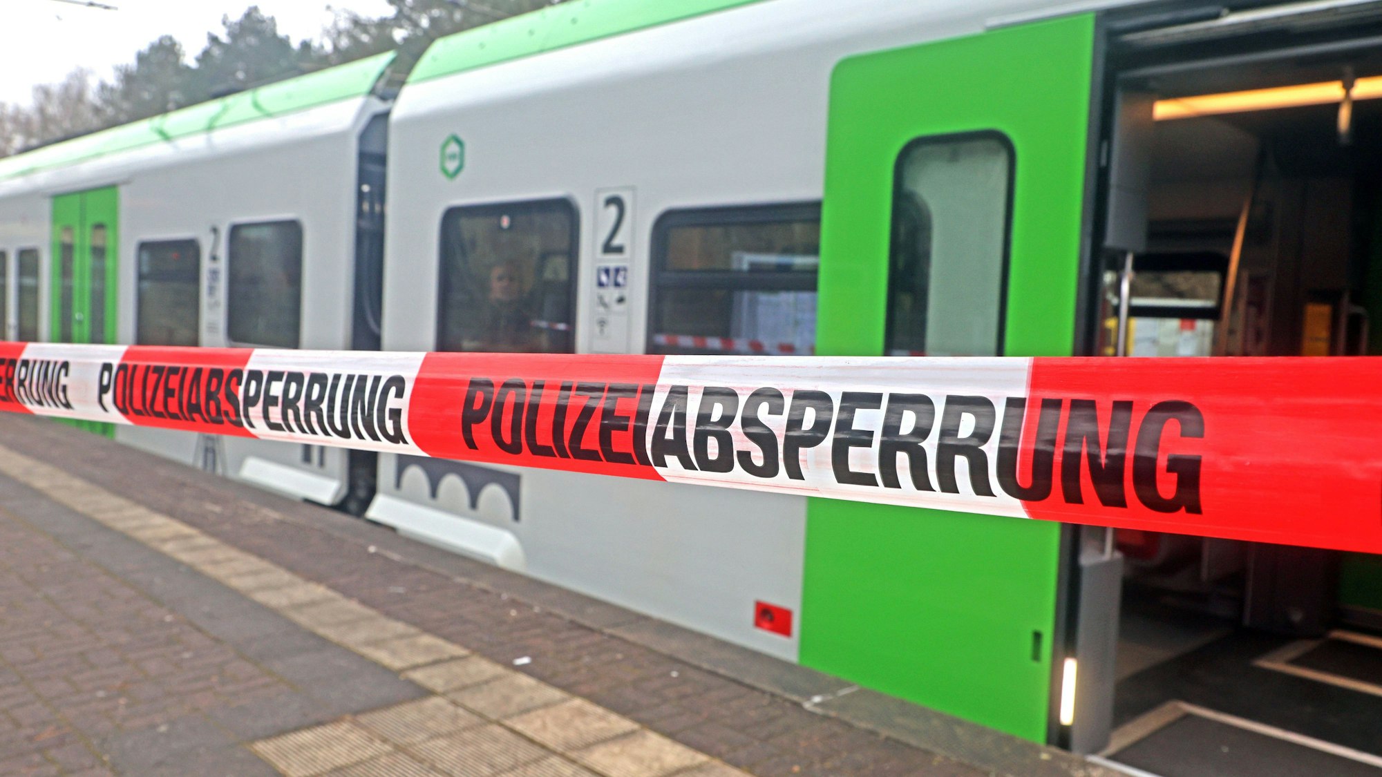 Polizeiabsperrung an einem Zug