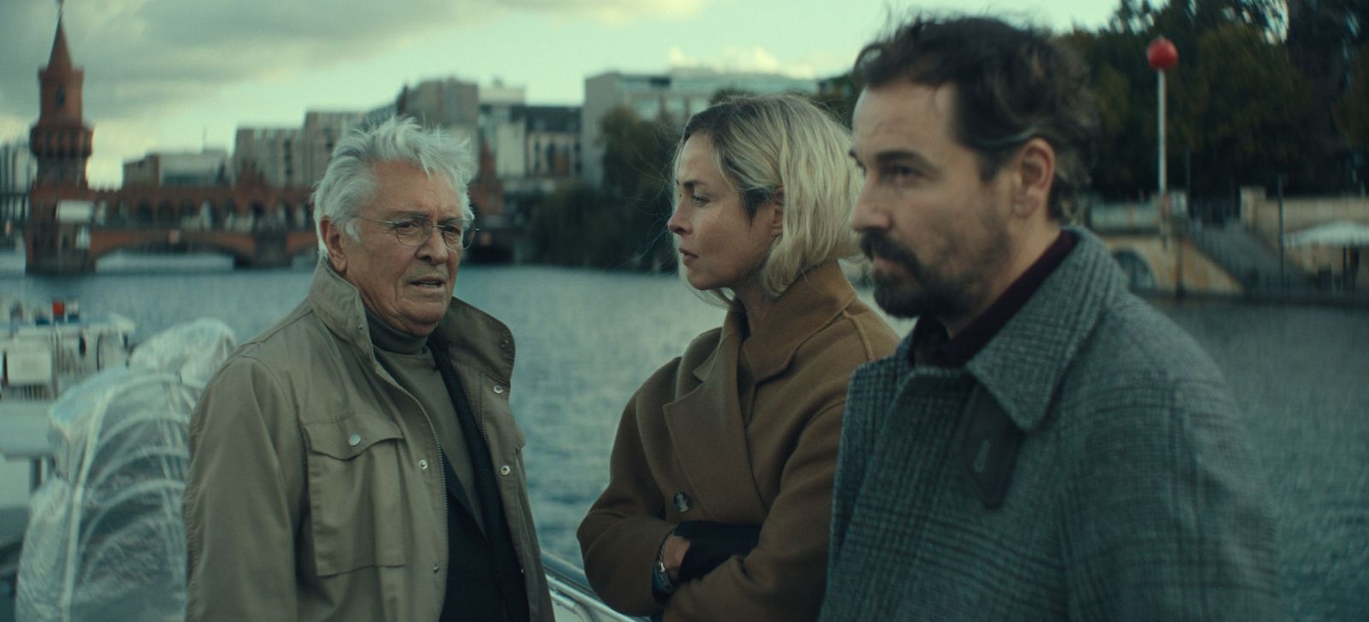 Als ihnen klar wird, wer hinter ihnen her ist, müssen Meret (Susanne Wolff) und Simon (Felix Kramer, rechts) Kontakt mit ihrem alten Chef beim BND Gregor Klein (Henry Hübchen) aufnehmen. Auch er steht auf Kaleevs Abschussliste. (Bild: Netflix)