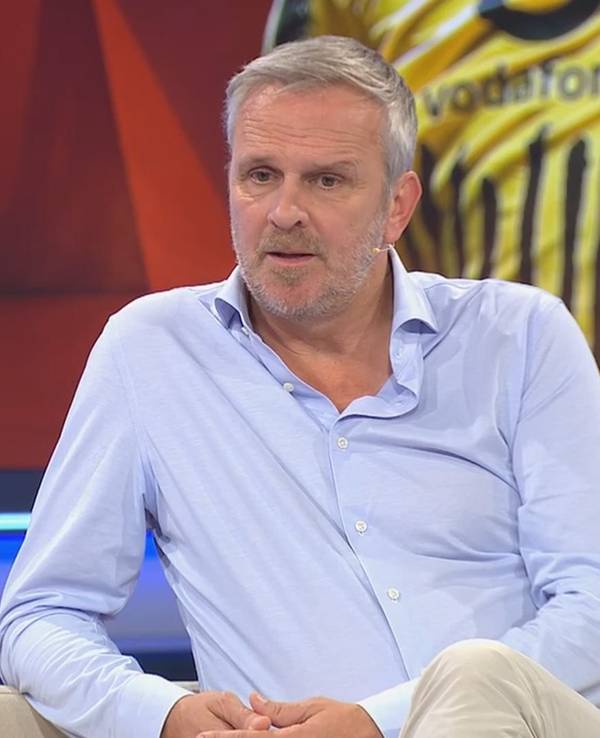 Sky-Experte Dietmar Hamann spricht im TV-Studio über den 1. FC Köln.