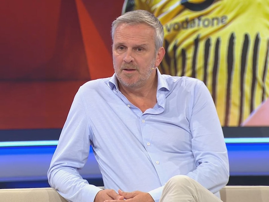 Sky-Experte Dietmar Hamann spricht im TV-Studio über den 1. FC Köln.