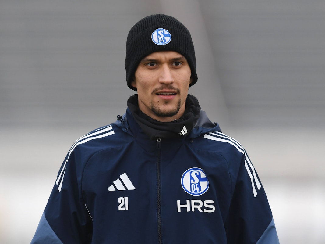 Dejan Ljubicic mit Mütze im Schalke-Training.