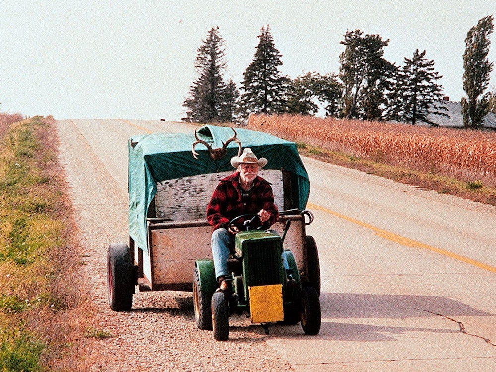 Alvin Straight (Richard Farnsworth) macht sich mit seinem Rasenmäher auf den Weg, um seinen 450 Kilometer entfernt lebenden Bruder zu besuchen. Sechs Wochen dauert die Reise durch das amerikanische „Heartland“.
(Bild: rbb/Picture Factory/Les Films Alain Sarde/Le Studio Canal+)