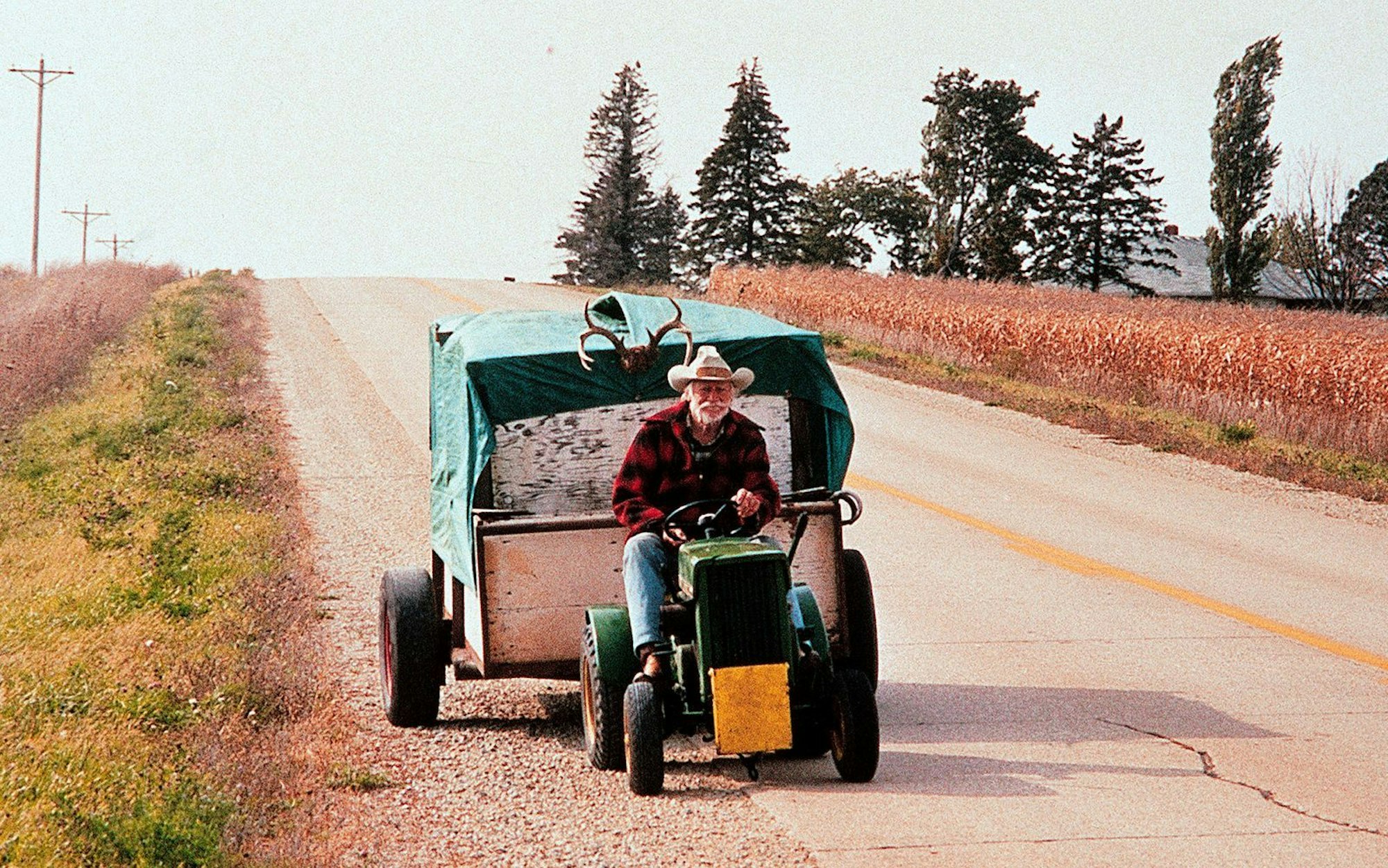 Alvin Straight (Richard Farnsworth) macht sich mit seinem Rasenmäher auf den Weg, um seinen 450 Kilometer entfernt lebenden Bruder zu besuchen. Sechs Wochen dauert die Reise durch das amerikanische „Heartland“.
(Bild: rbb/Picture Factory/Les Films Alain Sarde/Le Studio Canal+)