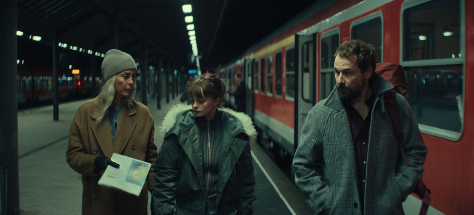 Um ihre Tochter Nina (Maja Bons, Mitte) aus der Gefahrenzone Berlin zu bringen, schicken Meret (Susanne Wolff) und Simon (Felix Kramer) sie auf eine lang ersehnte Zugreise. Nina ahnt nichts von der wahren Identität ihrer Eltern, spürt aber, dass etwas nicht stimmt. (Bild: Netflix)