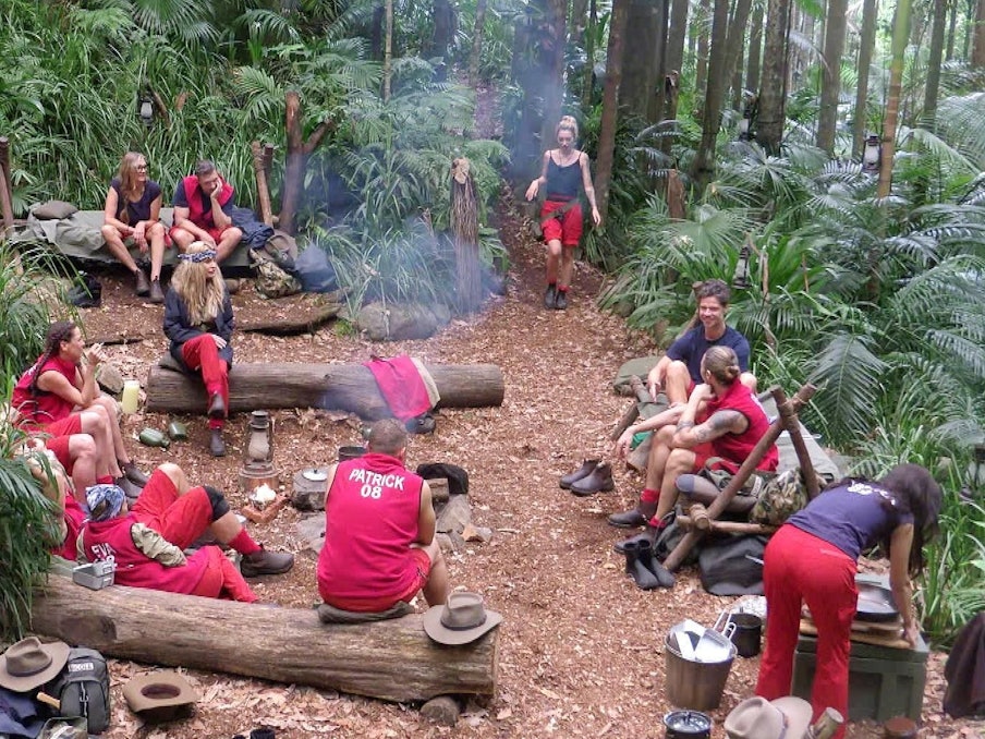Ariel kommt nach ihrer Dschungelprüfung zurück ins Camp.
