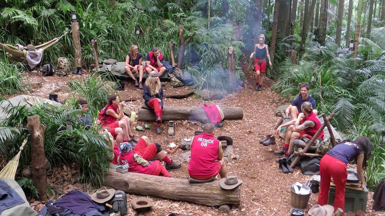 Ariel kommt nach ihrer Dschungelprüfung zurück ins Camp.