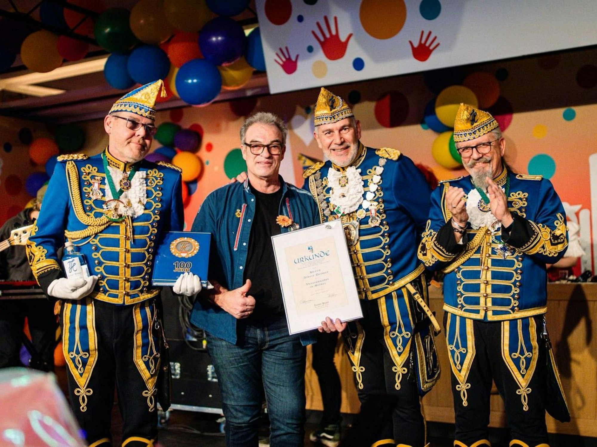 Ehrung für Albert Detmer durch die KG Treuer Husar Blau-Gelb.