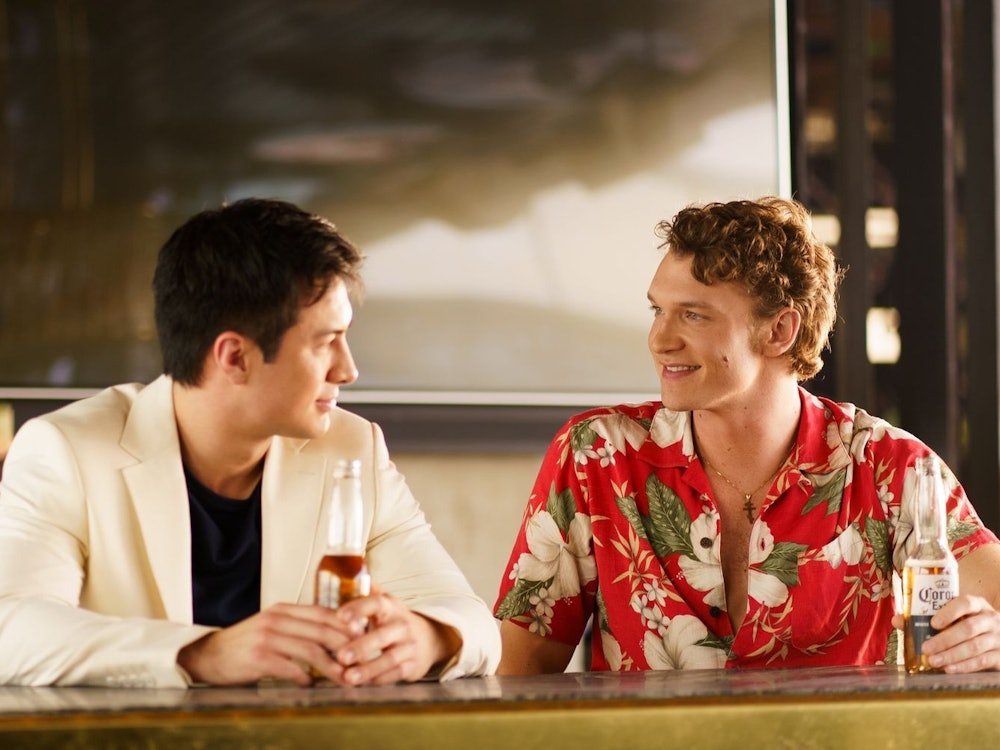 Auf dem Eis sind sie Konkurrenten, aber hinter verschlossenen Türen kommen Shane Hollander (Hudson Williams, links) und Ilya Rozanov (Connor Storrie) sich bald näher. (Bild: Sabrina Lantos/HBO Max)