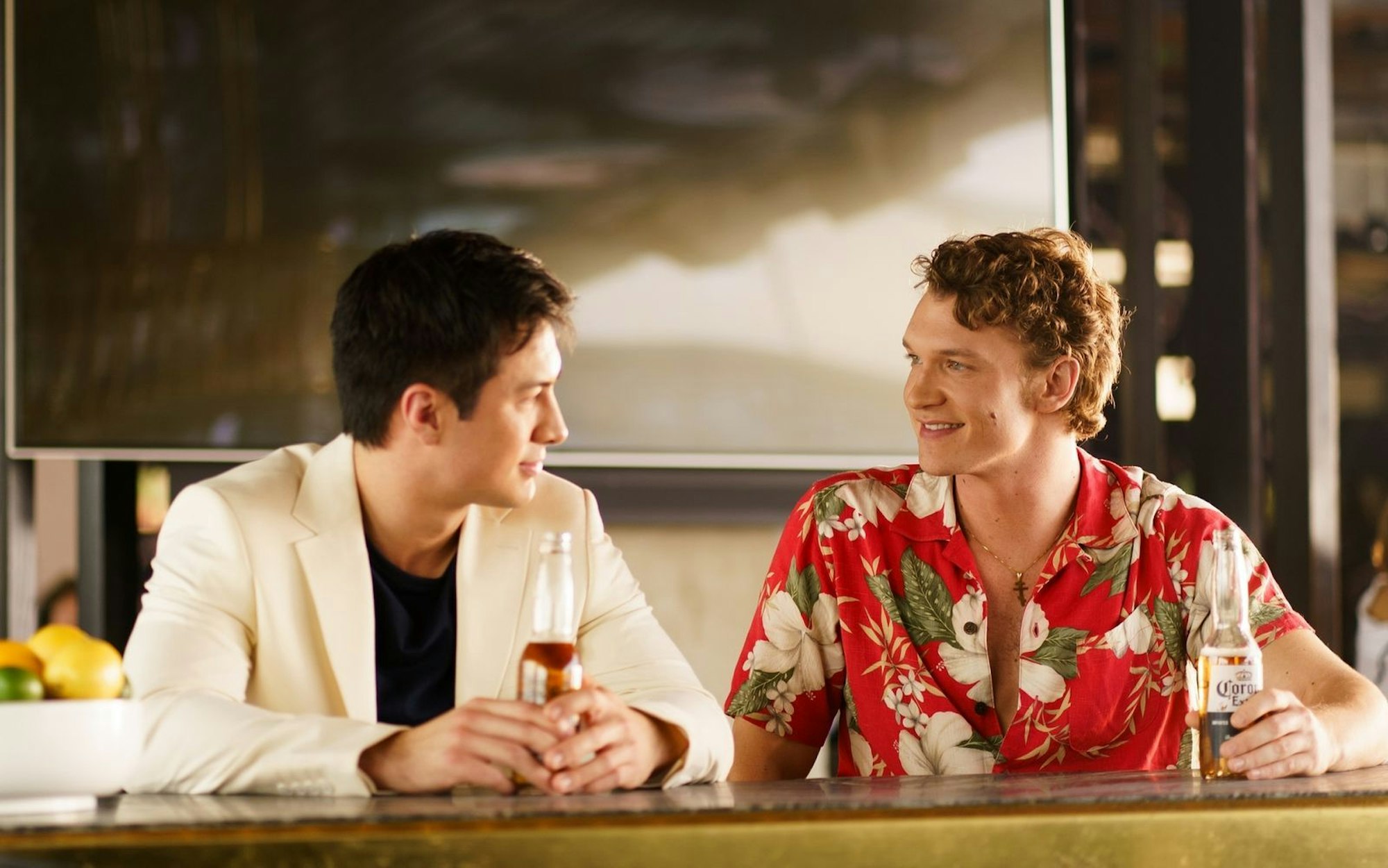 Auf dem Eis sind sie Konkurrenten, aber hinter verschlossenen Türen kommen Shane Hollander (Hudson Williams, links) und Ilya Rozanov (Connor Storrie) sich bald näher. (Bild: Sabrina Lantos/HBO Max)