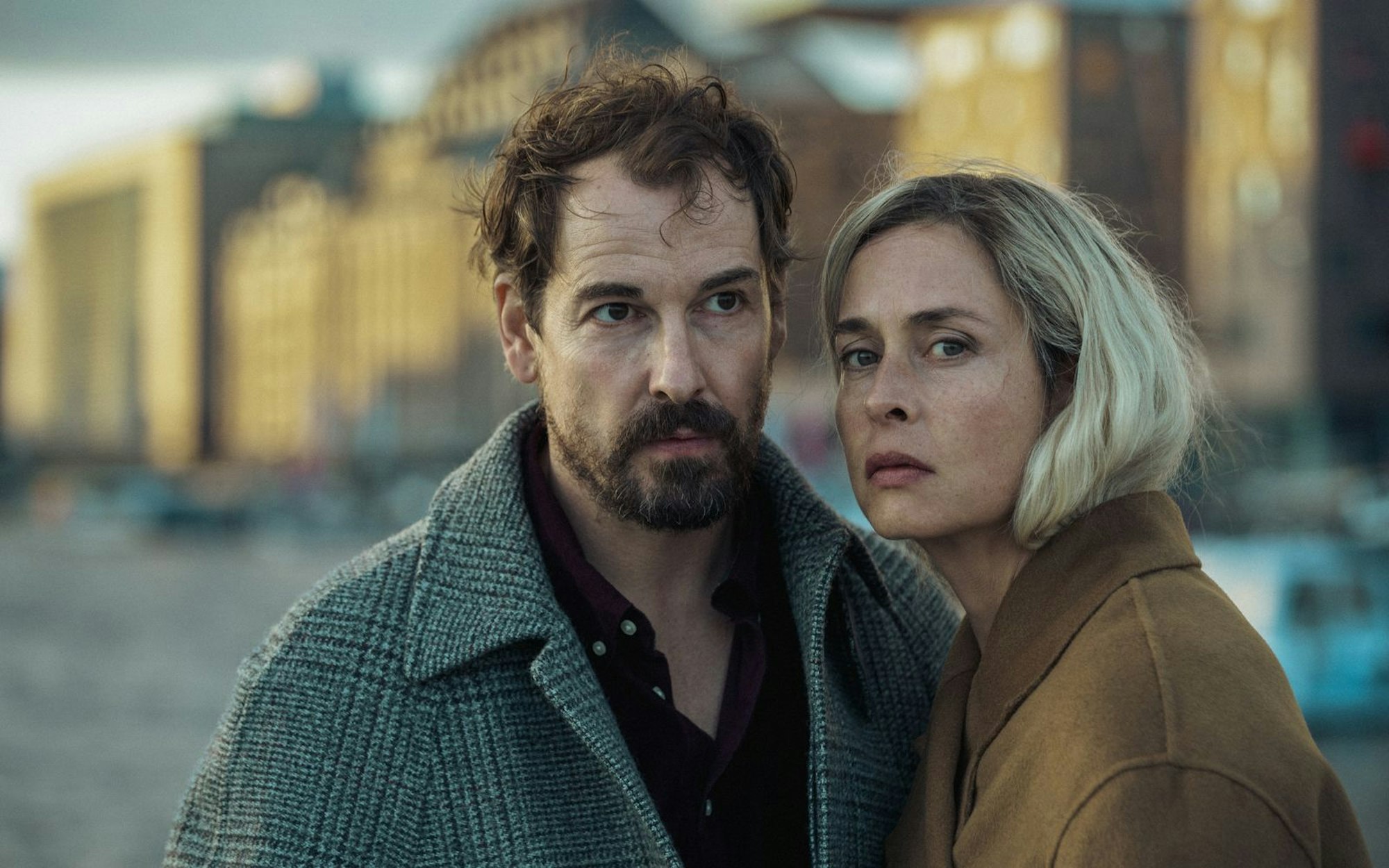 Simon (Felix Kramer) und Meret (Susanne Wolff) sind nicht die echten Namen der beiden Exagenten. Seit Jahren leben sie ein relativ ruhiges Familienleben - bis sie nun von ihrer Vergangenheit eingeholt werden. (Bild: Netflix)