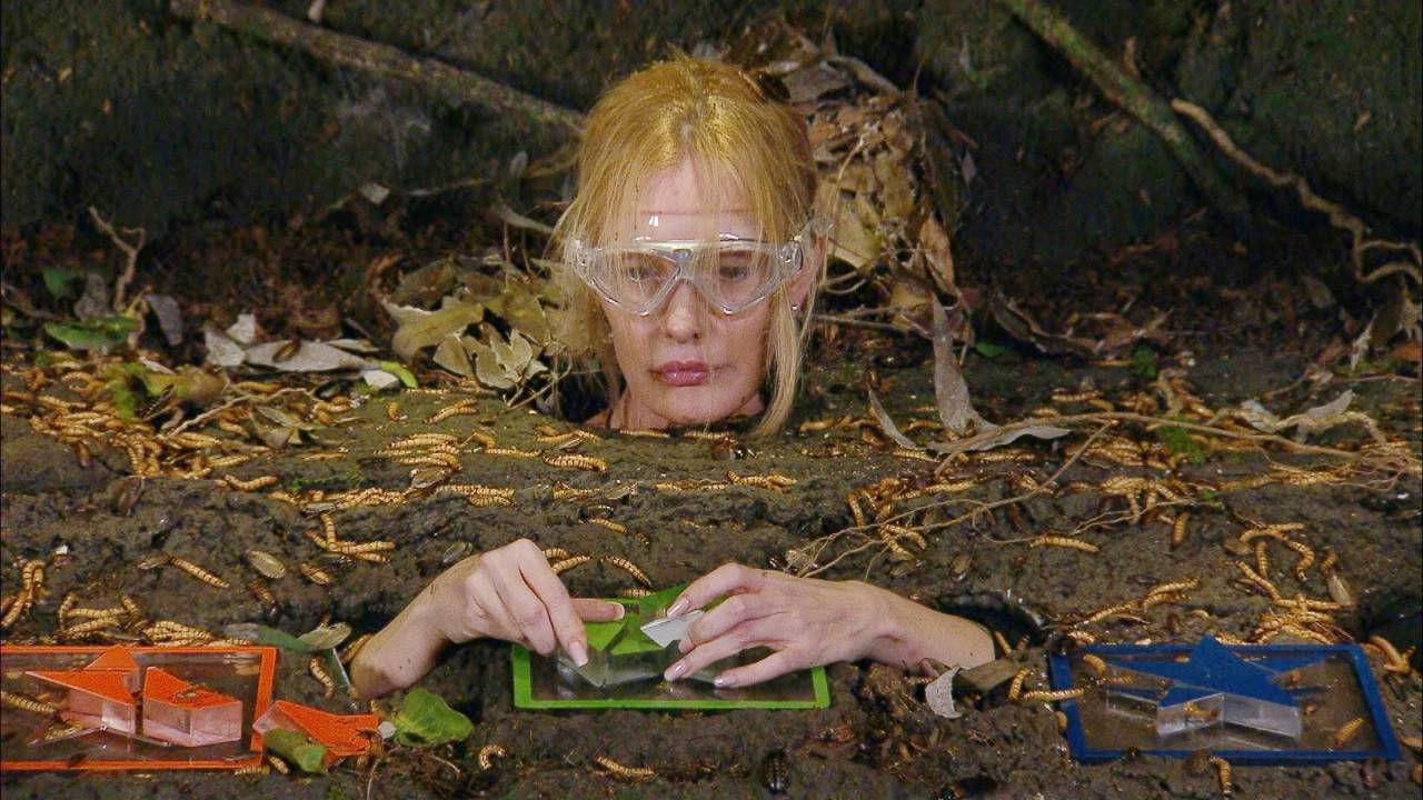 Mirja muss Sterne puzzeln.