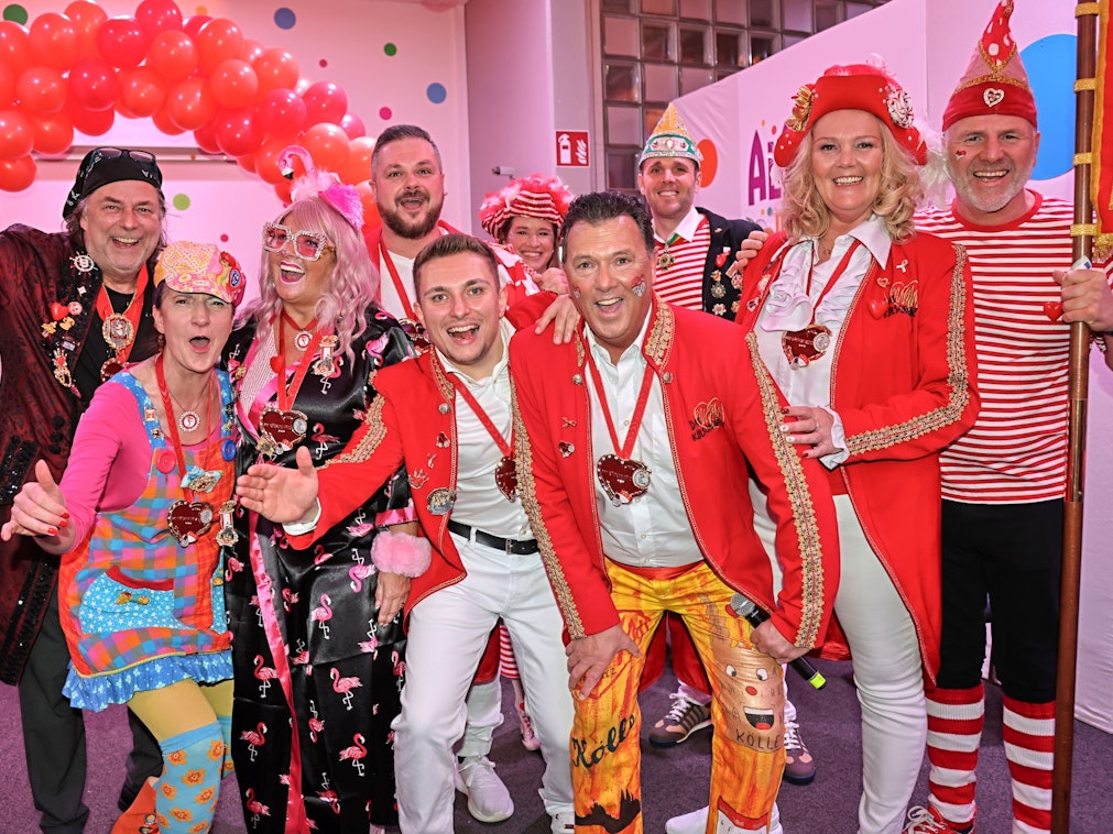 Der Elferrat von „Dat Kölsche Hätz“ im Foyer.