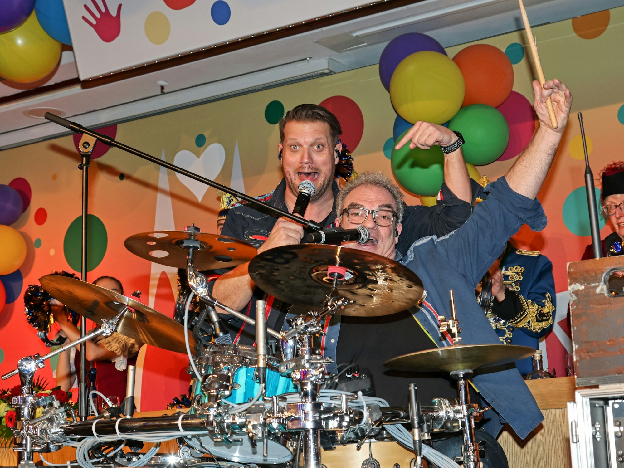 Alexander Barth zusammen mit Albert Detmer auf der Bühne.