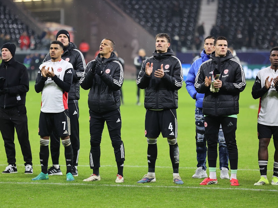 Spieler von Eintracht Frankfurt bedanken sich nach einem Spiel bei den Fans.
