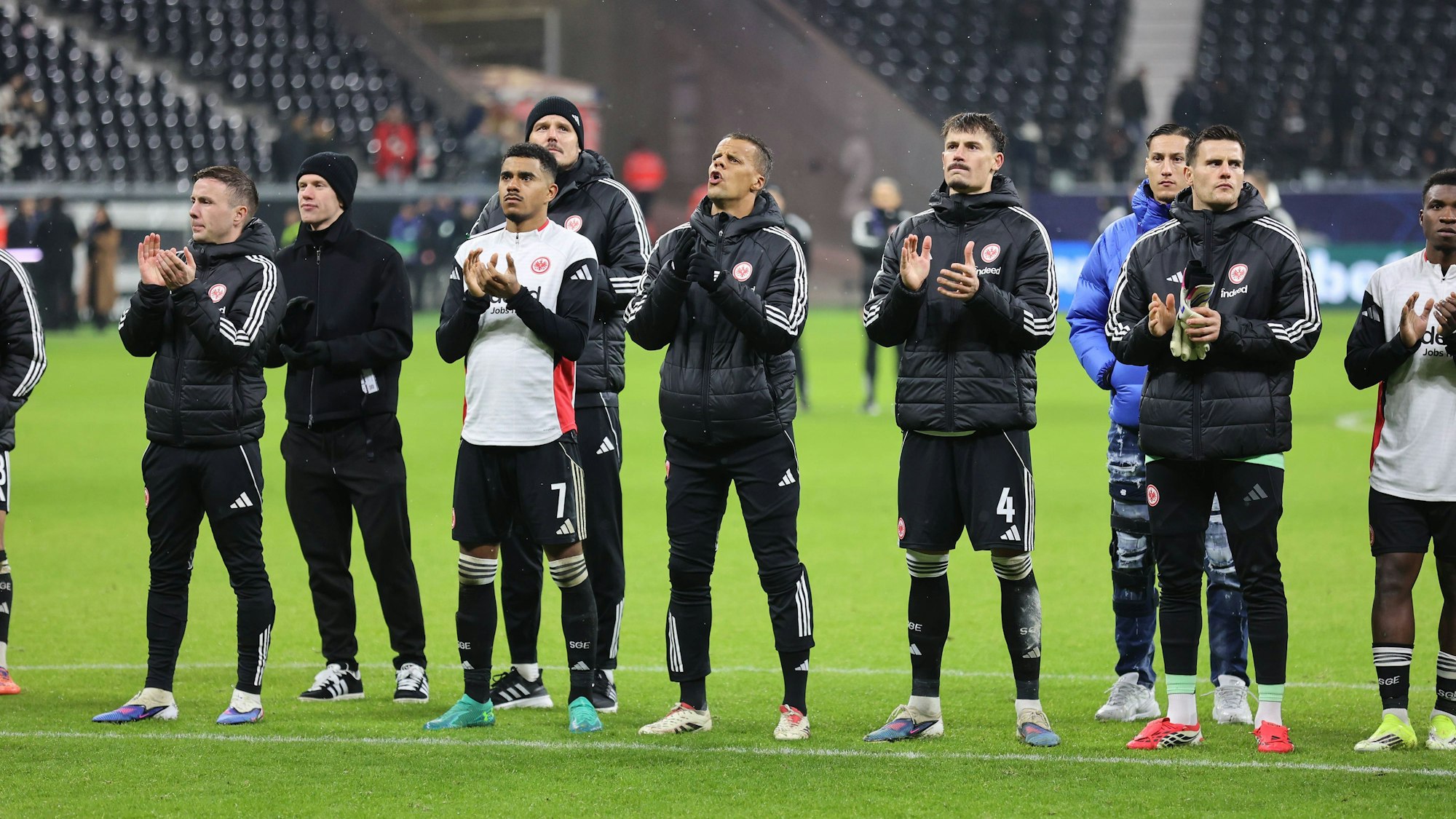 Spieler von Eintracht Frankfurt bedanken sich nach einem Spiel bei den Fans.