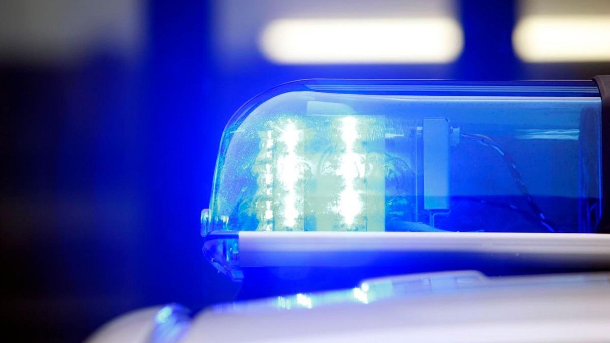 Ein Flatterband der Polizei an einem Tatort.