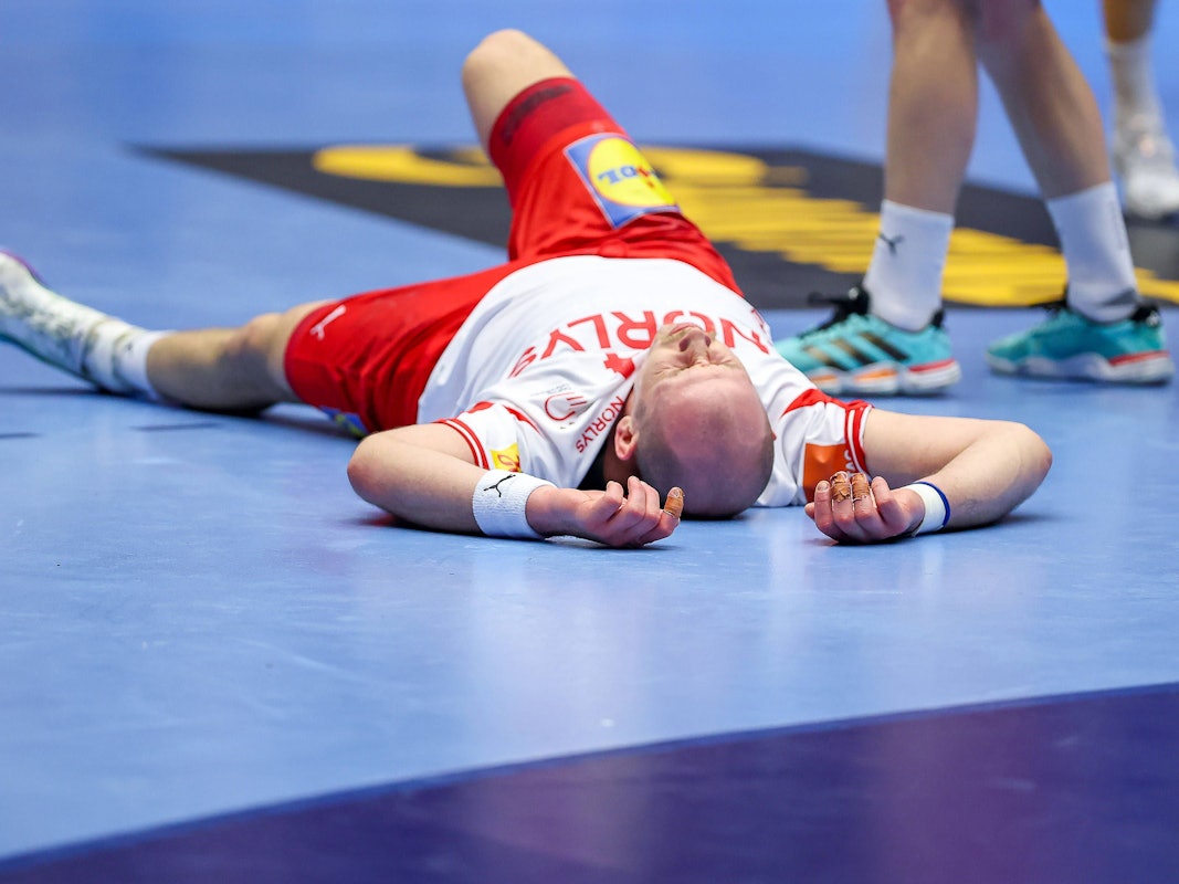 Simon Hald musste im EM-Halbfinale nach einem Kopf-Treffer ins Krankenhaus.