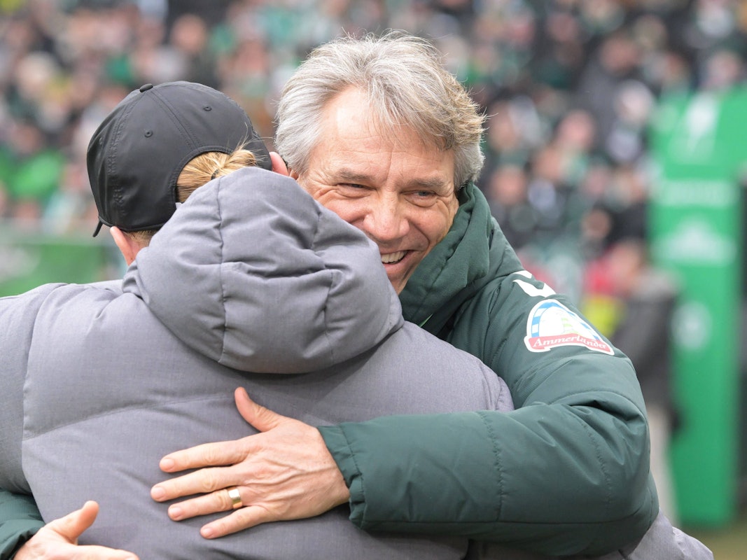 Die Bundesliga-Trainer Eugen Polanski (Gladbach) und Horst Steffen (Bremen) umarmen sich.