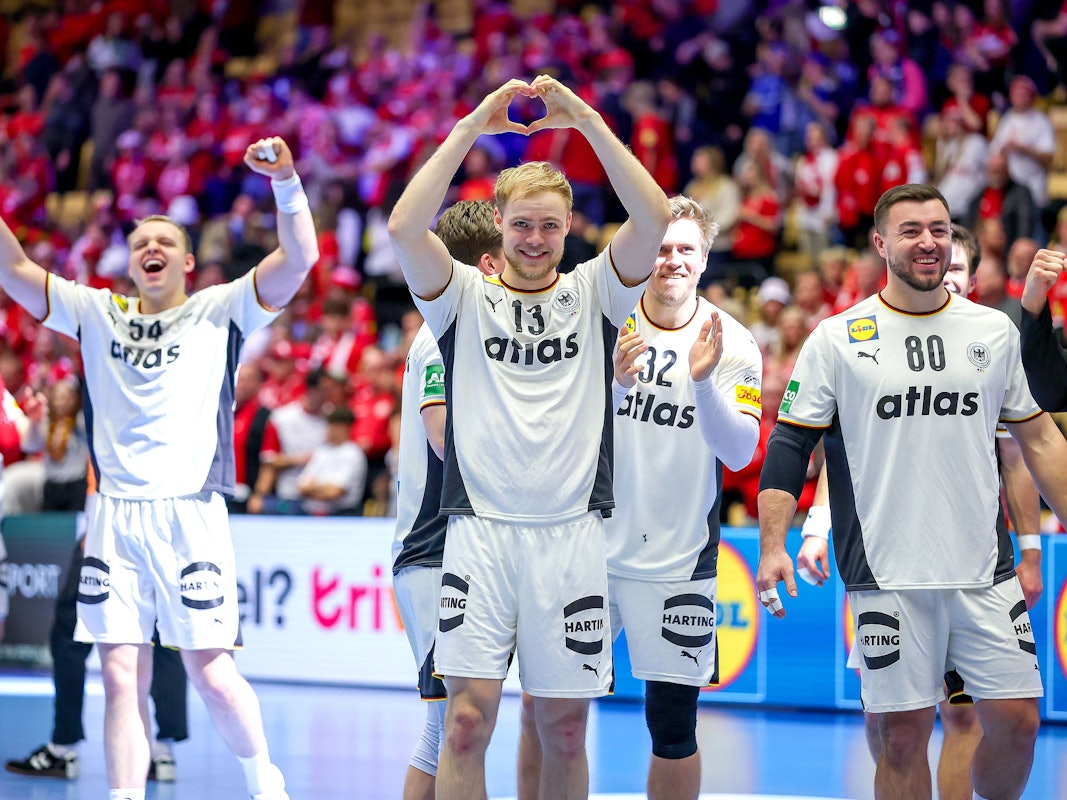 Die deutschen Handballer feiern nach dem Sieg.